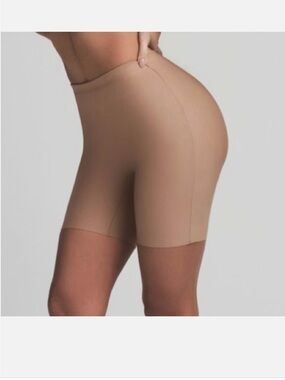 NWT Skims Body Hip-Enhancing Padded Shorts
